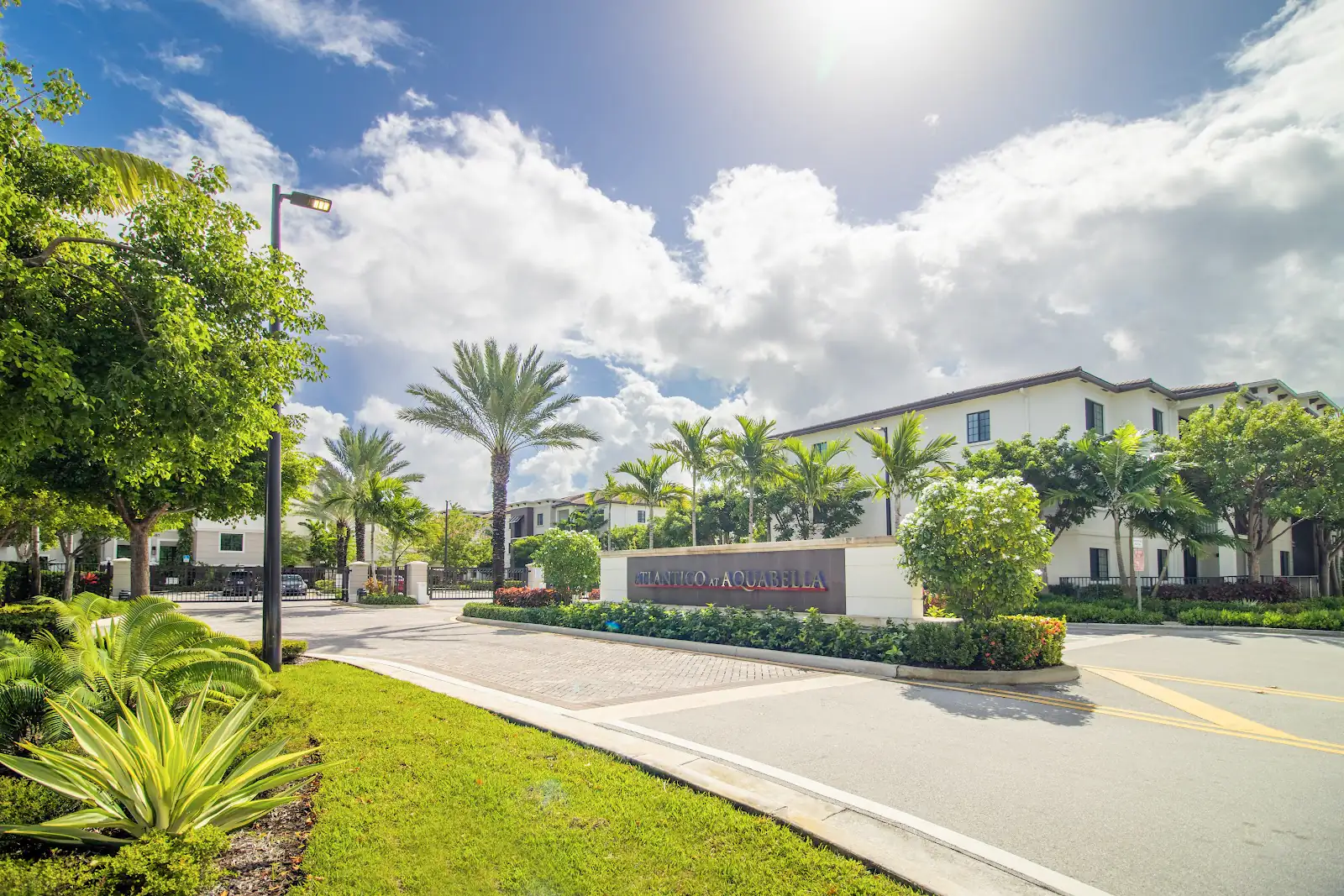 Edificio de apartamentos Atlántico at Aquabella en Hialeah