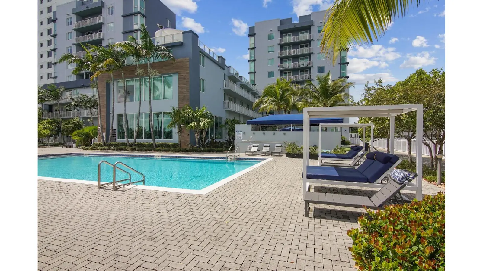 Edificio de apartamentos Blue Lagoon 7 en Flagami, Miami