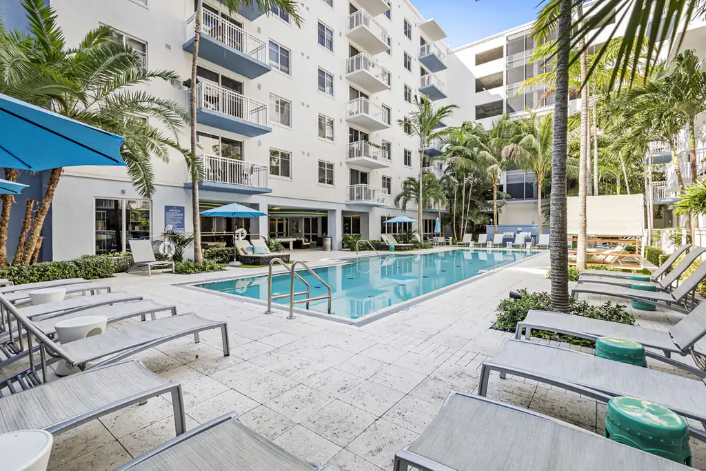 Edificio de apartamentos Boca City Walk en Boca Raton