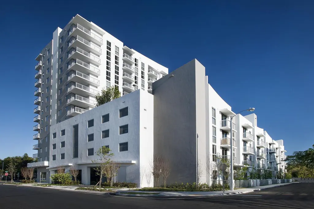 Edificio de apartamentos Grove Station Tower en Coconut Grove, Miami