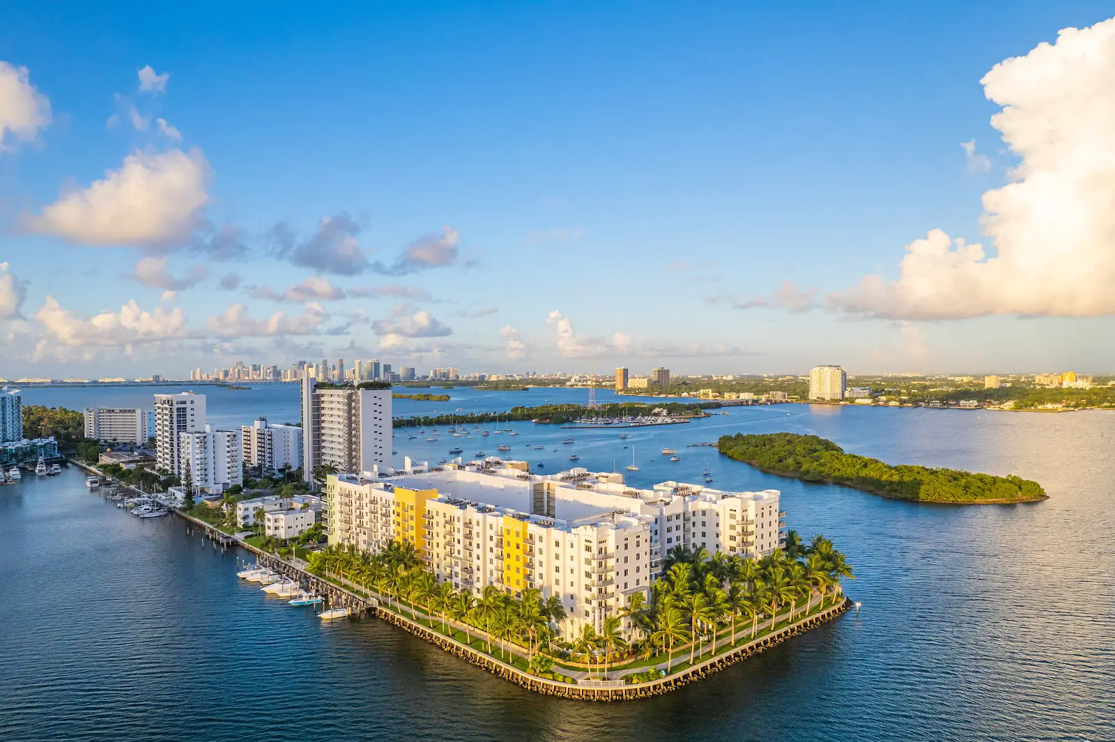 Edificio de apartamentos Moda North Bay Village en North Bay Village