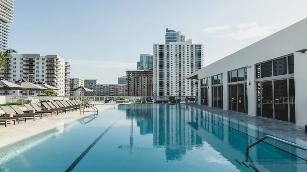 Piscina de Modera Edgewater en Edgewater, Miami