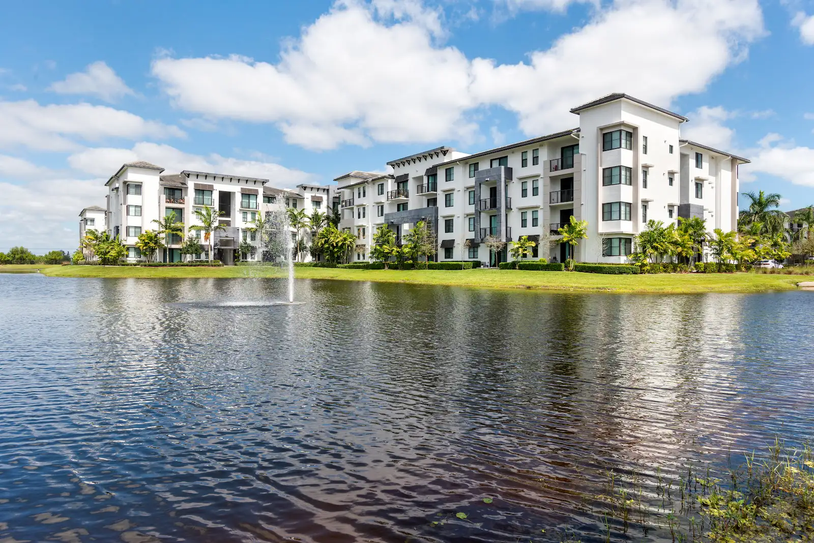 Edificio de apartamentos Monarch Station en Coconut Creek