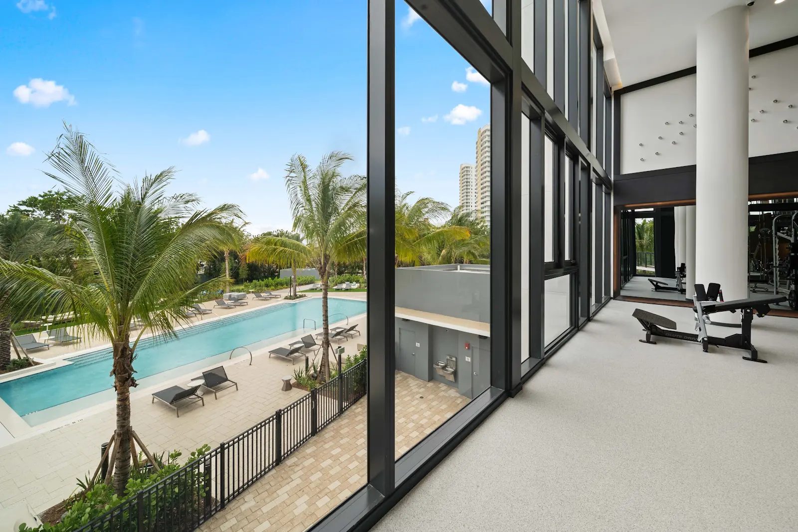Piscina de Mondrian Hallandale Beach Residences en Hallandale Beach