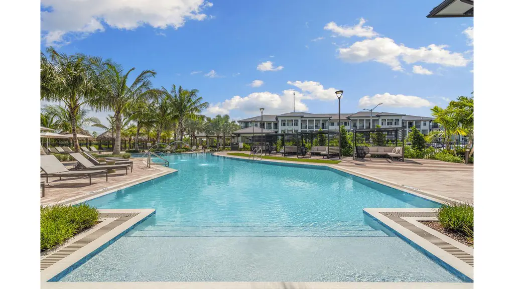 Piscina de Natura Gardens en Hialeah, Hialeah (Miami mailing address)