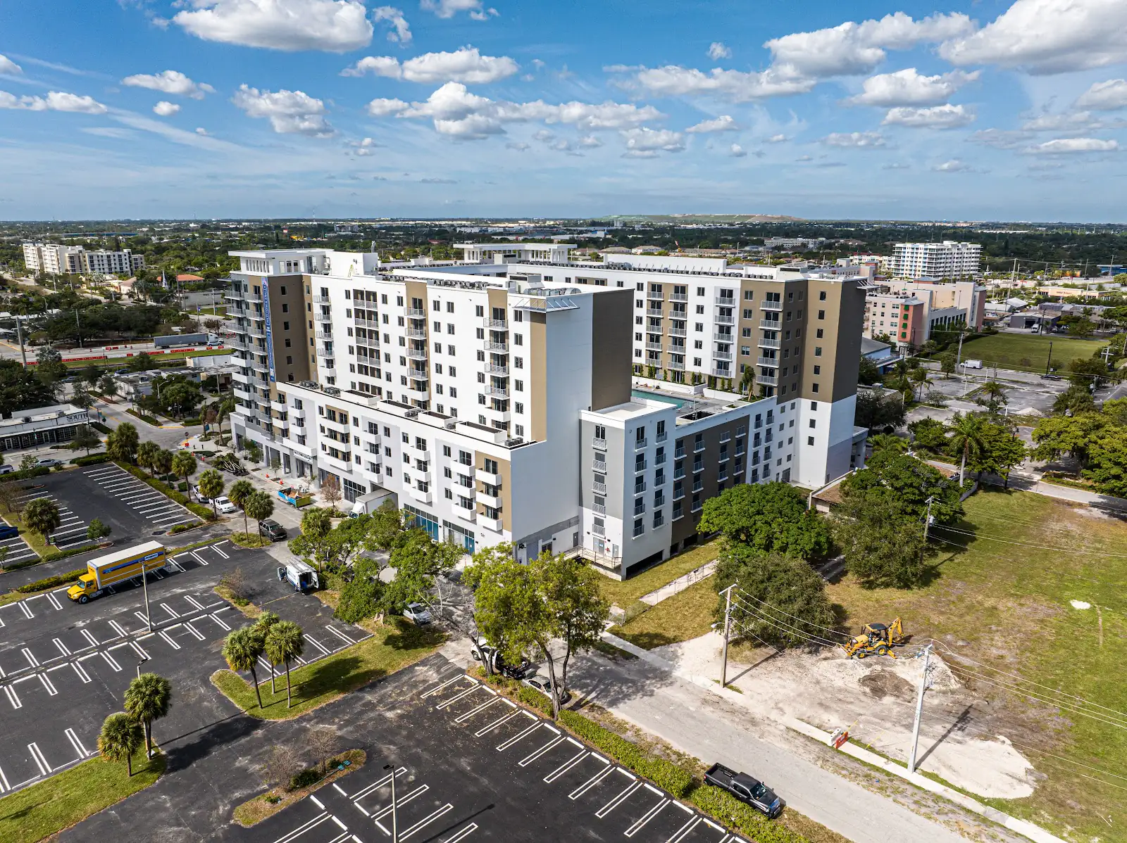 Edificio de apartamentos Old Town Square en Pompano Beach