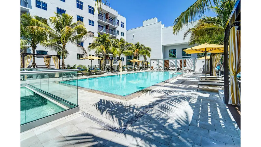 Edificio de apartamentos Oversea at Flagler Banyan Square en West Palm Beach