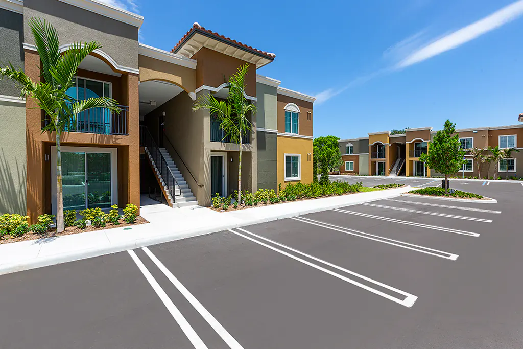 Edificio de apartamentos Quantum Lake Villas en Boynton Beach
