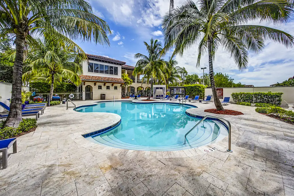 Piscina de Solle Davie Luxury Apartments en Davie