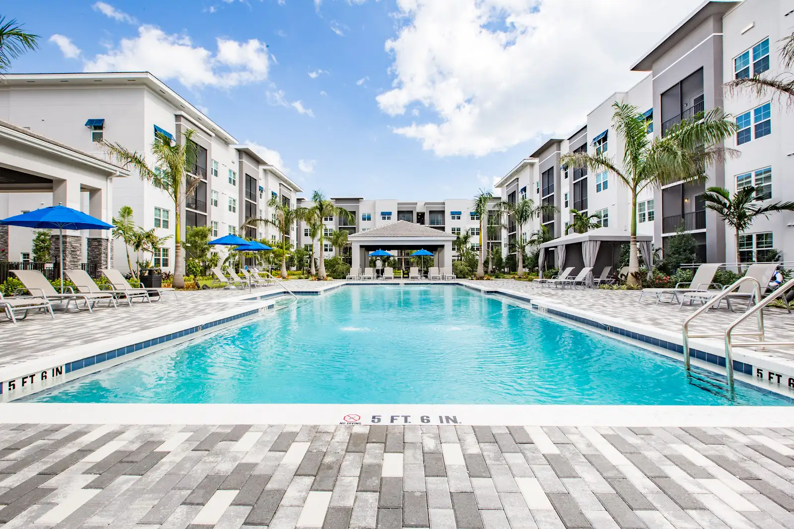 Edificio de apartamentos The Point at Palm Beach Grove en West Palm Beach