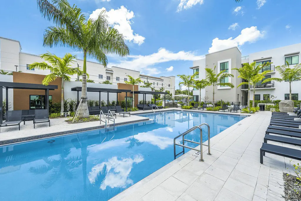 Piscina de The Stellar at Emerald Hills en Dania Beach
