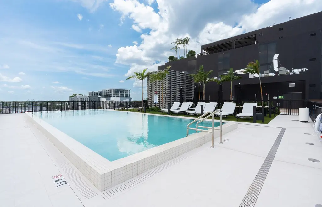 Piscina de WYND 27 & WYND 28 en Midtown/Wynwood, Miami